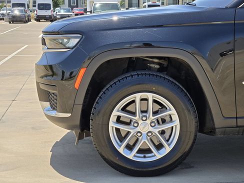 Used 2025 Jeep Grand Cherokee L Laredo RWD image 10