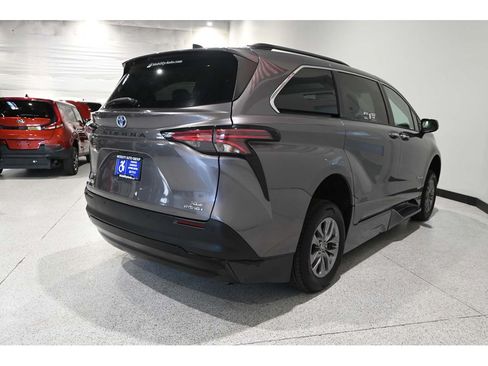 Used 2021 Toyota Sienna XLE w/ XLE Plus Package FWD image 6