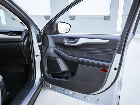 Used 2022 Ford Escape SE w/ Cold Weather Package image 19