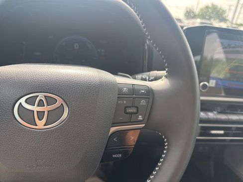 Used 2025 Toyota Camry SE FWD image 12