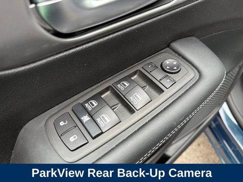 Used 2025 Chrysler Pacifica Select image 14