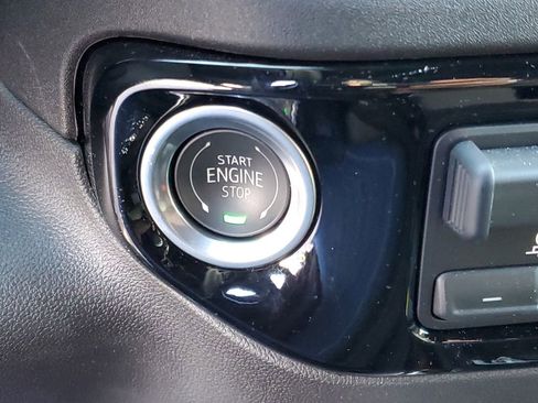 Used 2025 Chevrolet Silverado 2500 ZR2 w/ Technology Package image 17