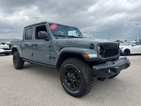 Used 2025 Jeep Gladiator Sport AWD/4WD image 8