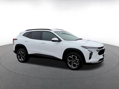 Used 2025 Chevrolet Trax LT FWD image 2