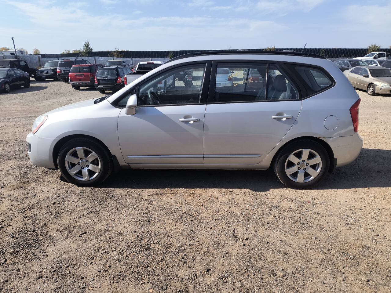 Used 2008 Kia Rondo FWD image 2