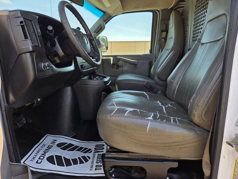 Used 2017 Chevrolet Express 2500 RWD image 12