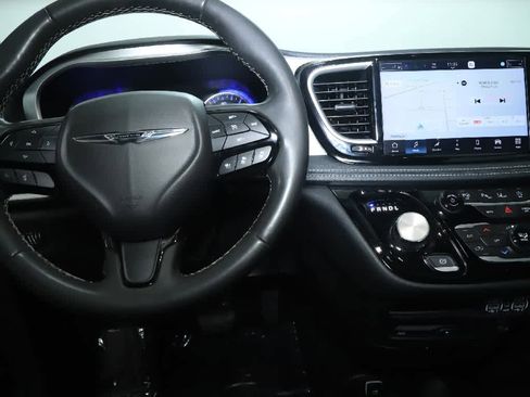 Used 2023 Chrysler Pacifica Touring-L w/ Uconnect Theater Family Group AWD/4WD image 30