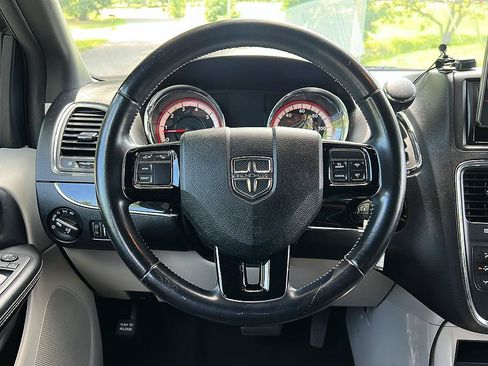 Used 2019 Dodge Grand Caravan SXT FWD image 11