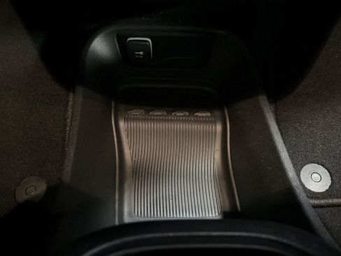 Used 2025 Chrysler Pacifica Select FWD image 32