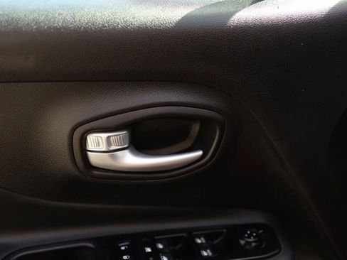 Used 2023 Jeep Renegade Latitude AWD/4WD image 10