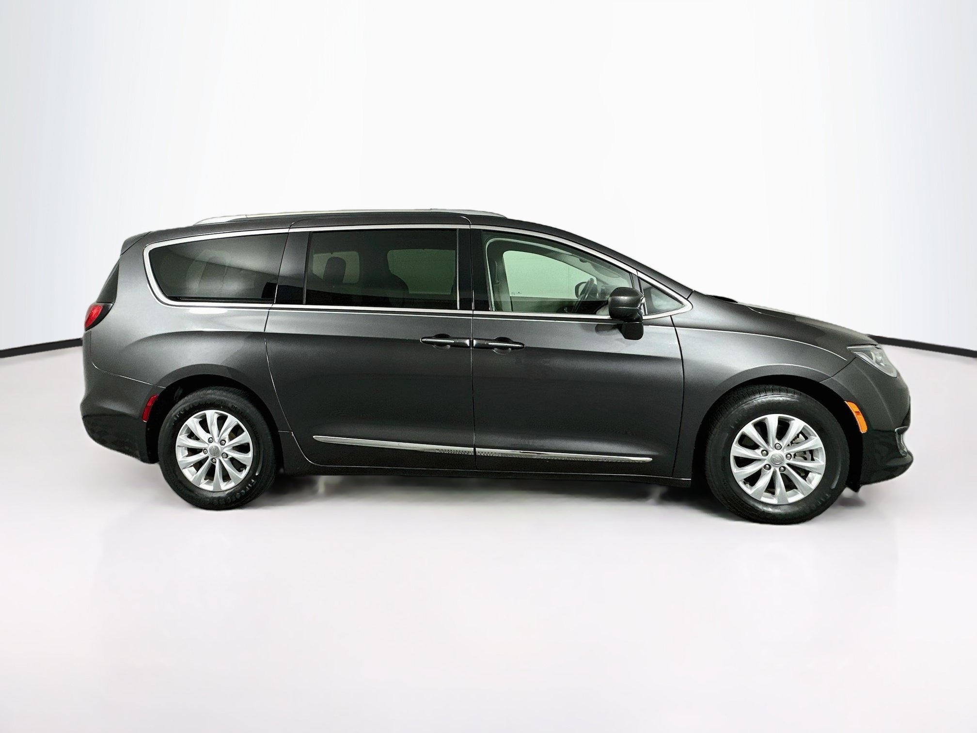 Used 2019 Chrysler Pacifica Touring-L FWD image 10