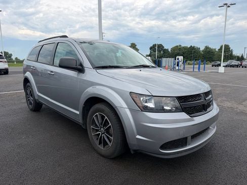 Used 2018 Dodge Journey SE w/ Connectivity Group FWD image 3