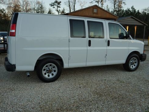 Used 2010 Chevrolet Express 1500 image 19
