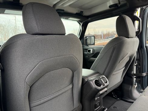 Used 2025 Jeep Wrangler Unlimited Sahara image 30
