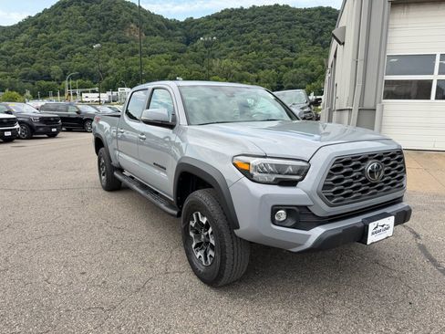 Used 2021 Toyota Tacoma TRD Off-Road w/ TRD Premium Off Road Package AWD/4WD image 3