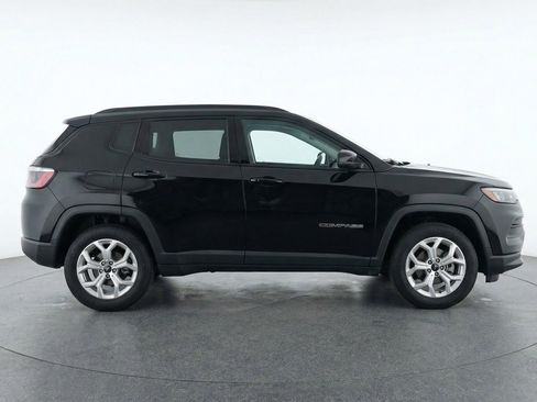 Used 2025 Jeep Compass Latitude image 11