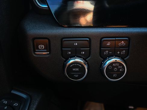 Used 2024 GMC Sierra 2500 SLE image 37