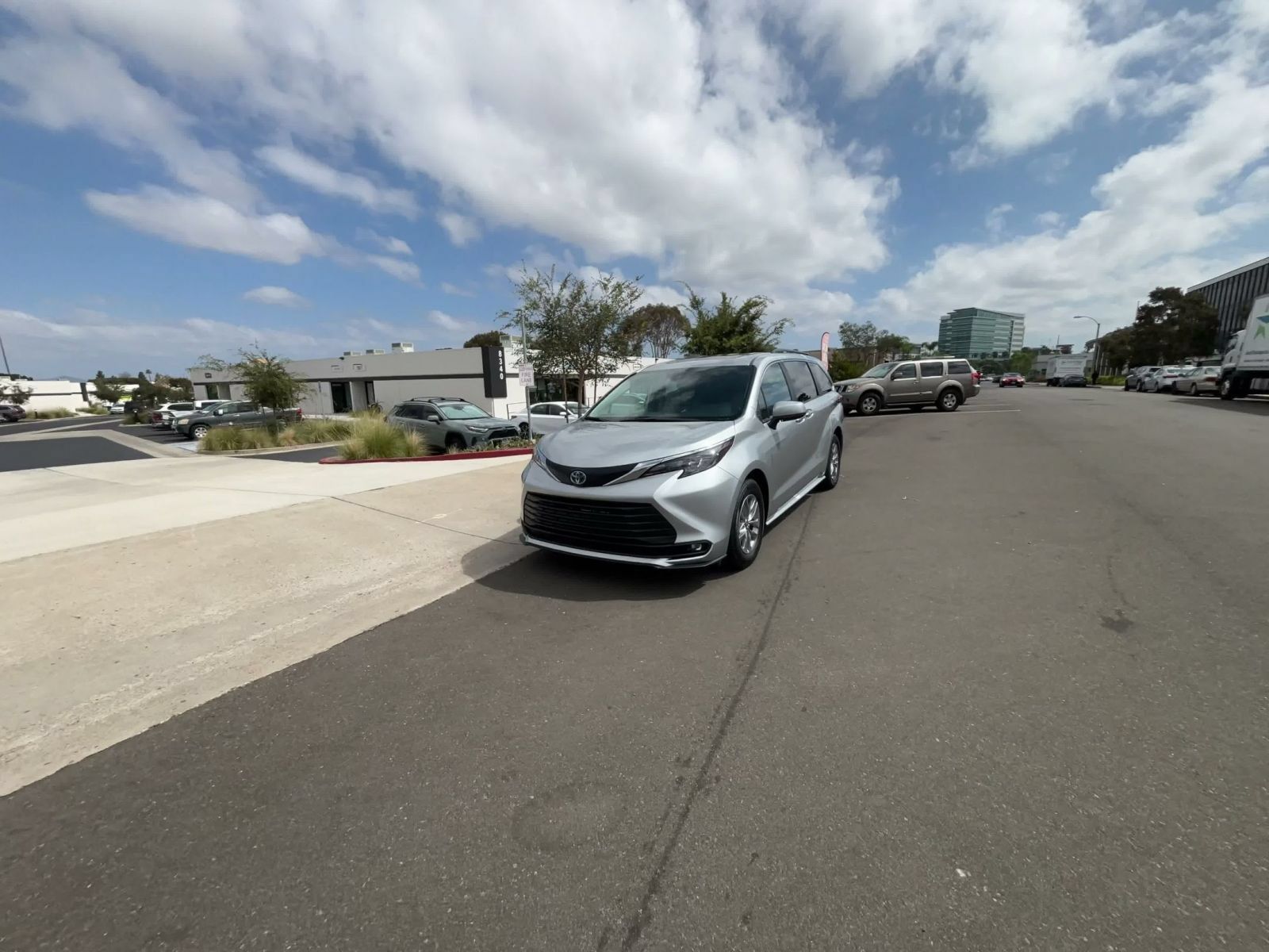Used 2025 Toyota Sienna XLE FWD image 6