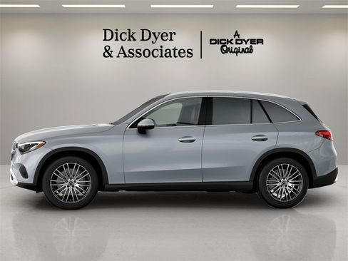 Used 2025 Mercedes-Benz GLC 300 4MATIC image 24
