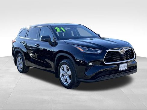Used 2021 Toyota Highlander LE image 3