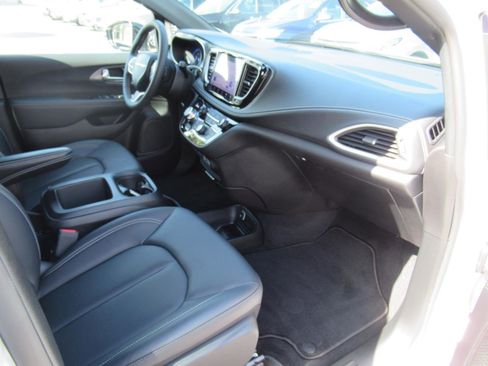 Used 2025 Chrysler Pacifica Select FWD image 11