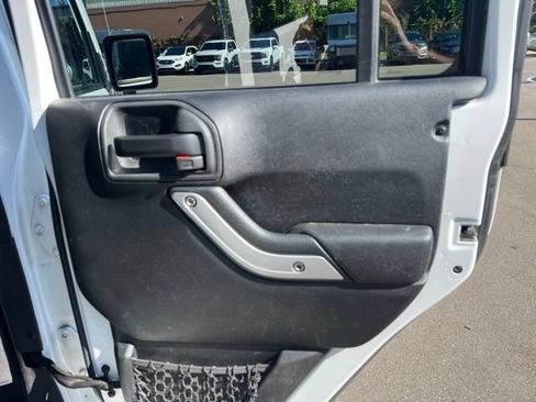 Used 2014 Jeep Wrangler Unlimited Sahara w/ Dual Top Group AWD/4WD image 12