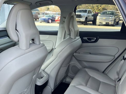 Used 2018 Volvo XC60 T5 Momentum w/ Convenience Package image 11
