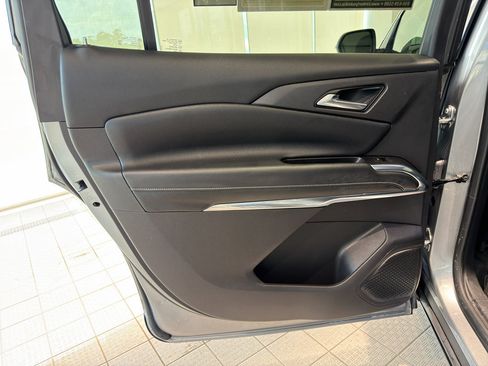 Used 2025 Chevrolet Traverse LT FWD image 20