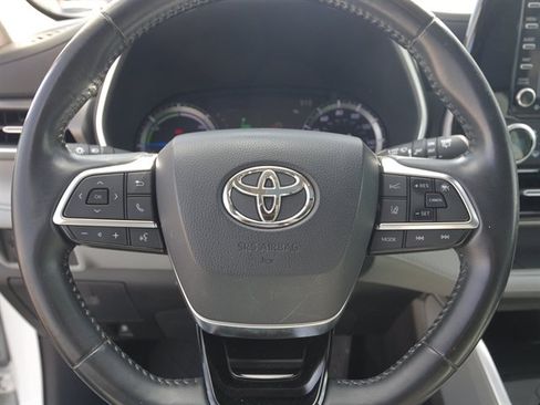 Used 2020 Toyota Highlander XLE AWD/4WD image 18