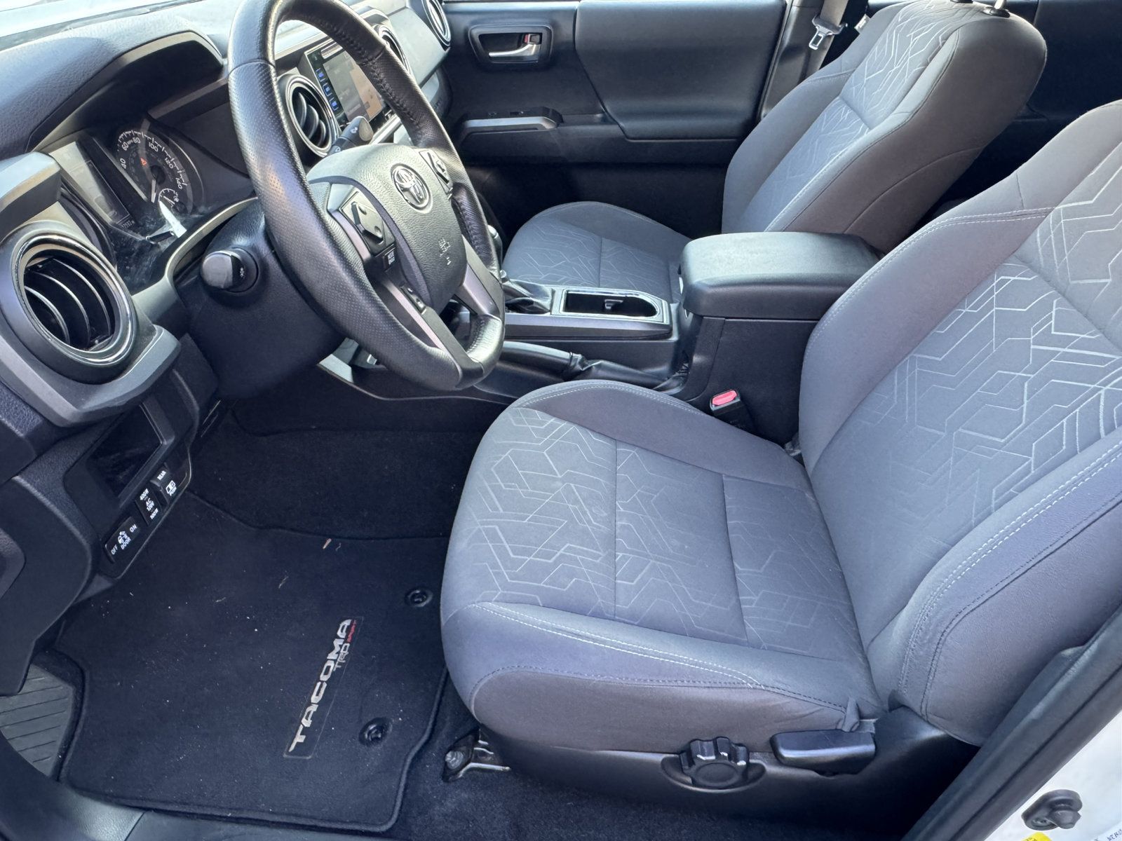 Used 2017 Toyota Tacoma TRD Sport w/ Tow Package RWD image 9