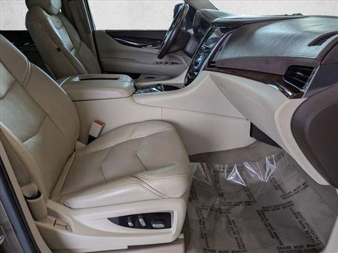 Used 2015 Cadillac Escalade Luxury image 22