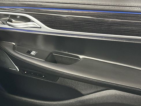 Used 2020 BMW 750i xDrive w/ Executive Package image 17