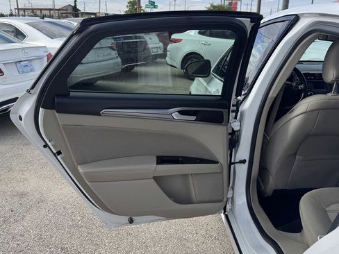 Used 2018 Ford Fusion SE FWD image 20