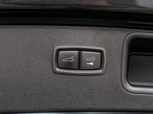 Used 2023 Porsche Macan AWD/4WD image 35
