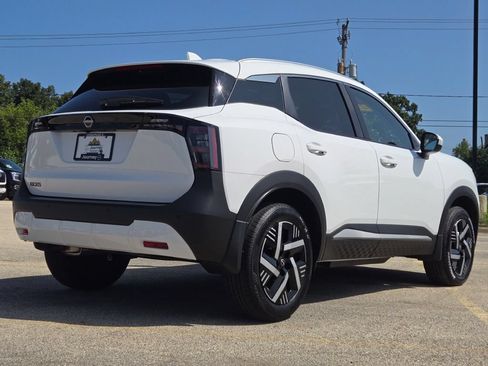 Used 2025 Nissan Kicks SV w/ SV Premium Package FWD image 12
