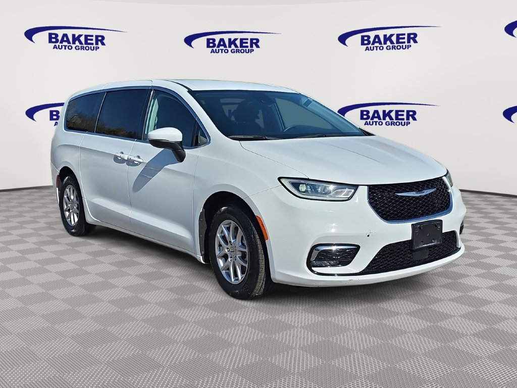 Used 2023 Chrysler Pacifica Touring-L FWD image 3