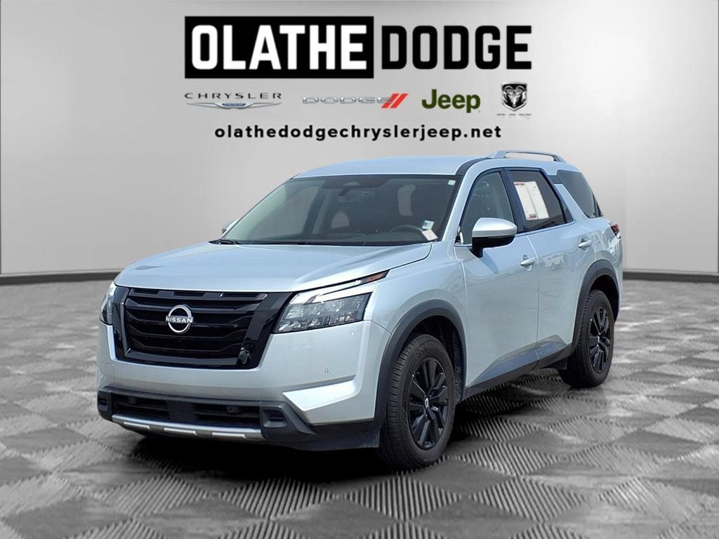 Used 2025 Nissan Pathfinder SL FWD image 1