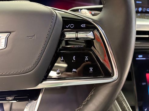 Used 2025 Cadillac Escalade ESV V image 21