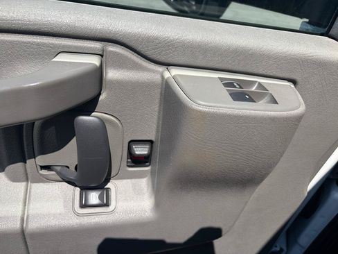Used 2016 Chevrolet Express 3500 RWD image 19