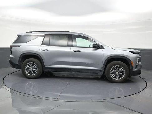 Used 2024 Chevrolet Traverse LT FWD image 6