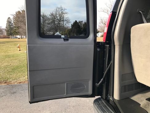 Used 2017 Chevrolet Express 3500 LT w/ LT Preferred Equipment Group image 32