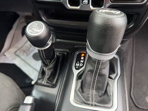 Used 2020 Jeep Wrangler Unlimited Sahara w/ Uconnect 4C Nav & Sound Group AWD/4WD image 16