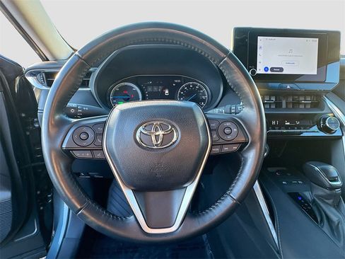 Used 2023 Toyota Venza LE image 10