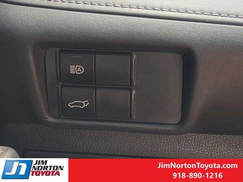 Used 2020 Toyota Highlander XLE FWD image 23