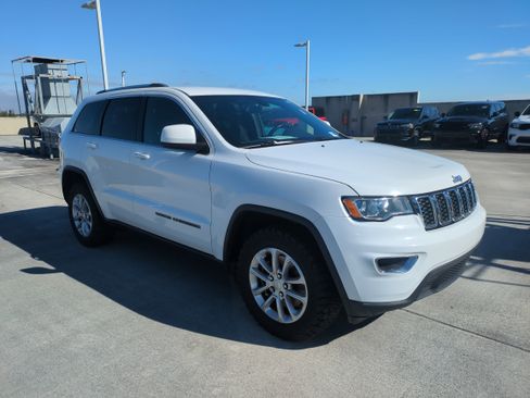 Used 2021 Jeep Grand Cherokee Laredo image 2