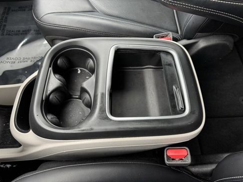 Used 2024 Chrysler Pacifica Touring-L image 21