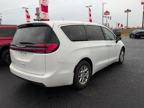 Used 2024 Chrysler Pacifica Touring-L image 7