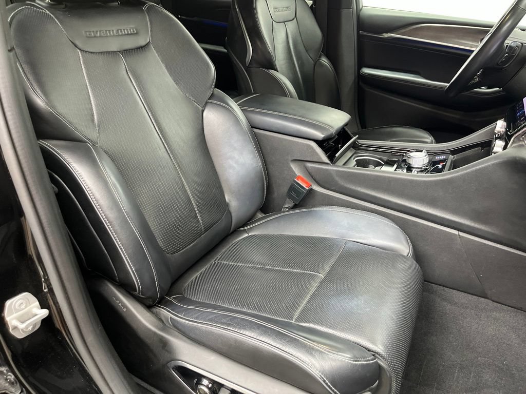 Used 2022 Jeep Grand Cherokee Overland w/ Luxury Tech Group IV AWD/4WD image 24