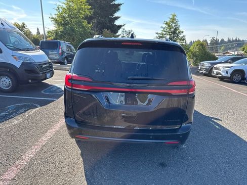Used 2025 Chrysler Pacifica Limited FWD image 8