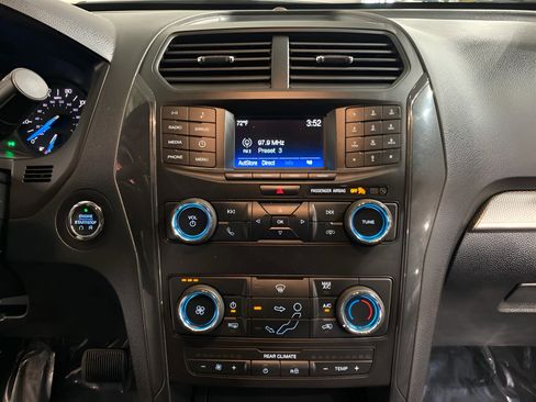 Used 2019 Ford Explorer XLT image 17